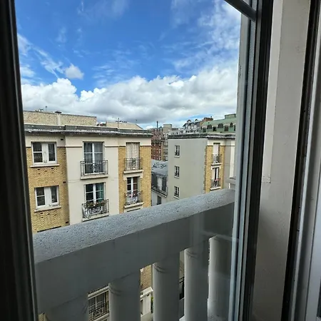 Parisien Vue Sur Tour Eiffel *